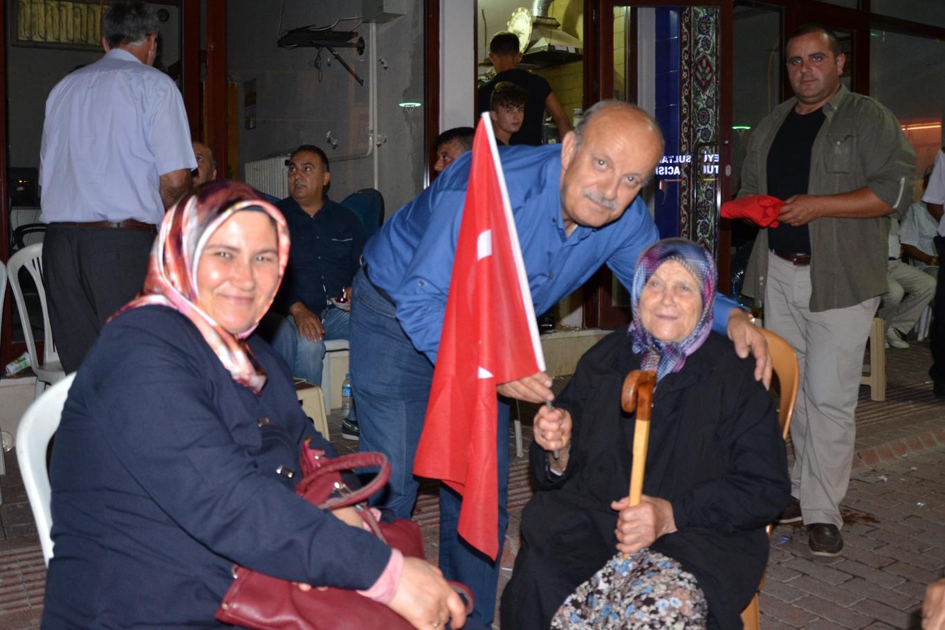 82 yaşında darbe karşıtı gösterilere katılıyor 82 yaşında darbe karşıtı gösterilere katılıyor